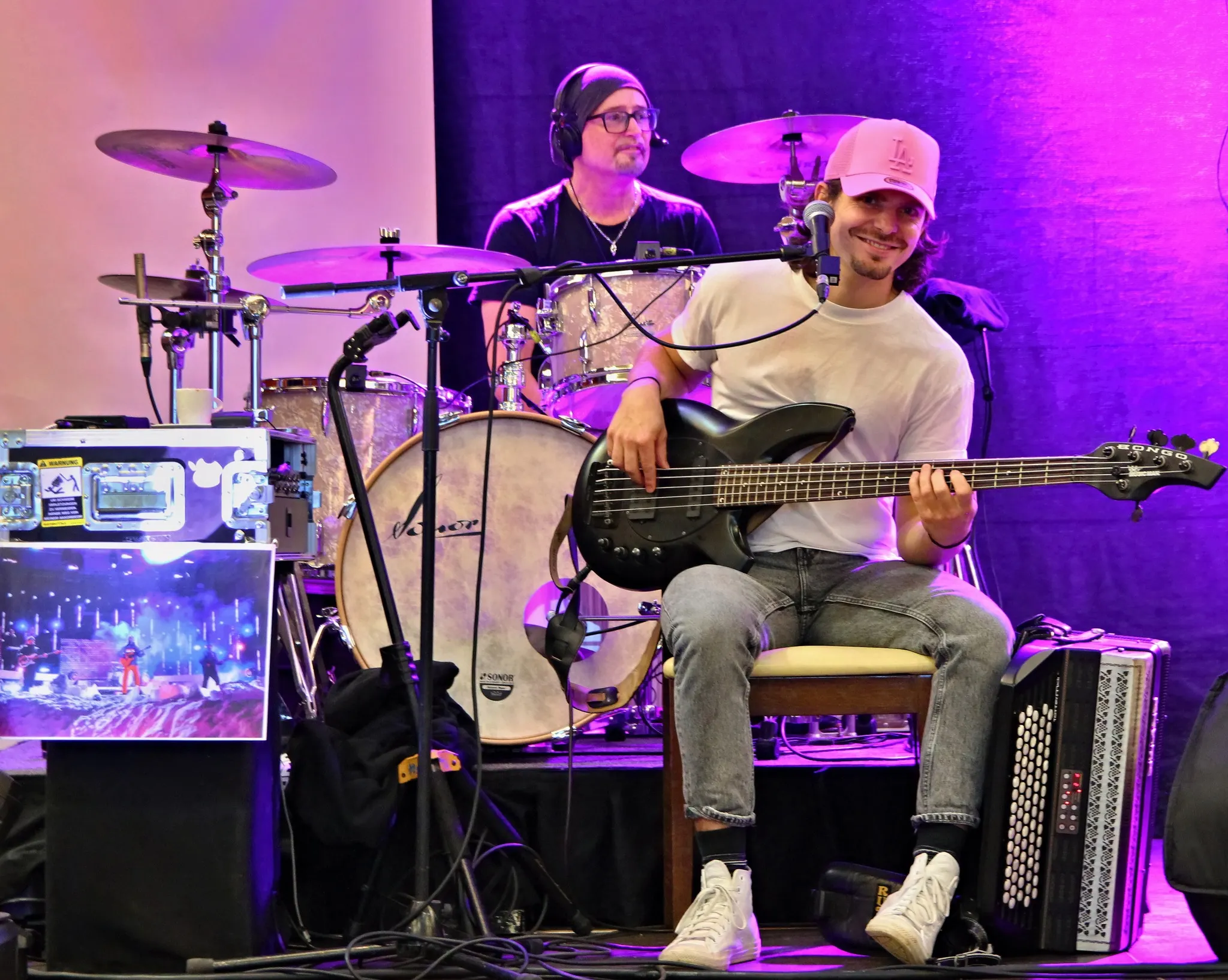 Meilenstein unplugged mit Bass und Schlagzeug bei der Fanreise