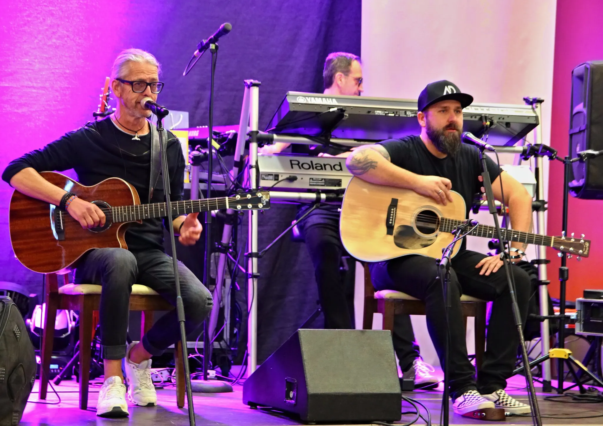 Unplugged-Konzert bei der Fanreise mit Akustikgitarren