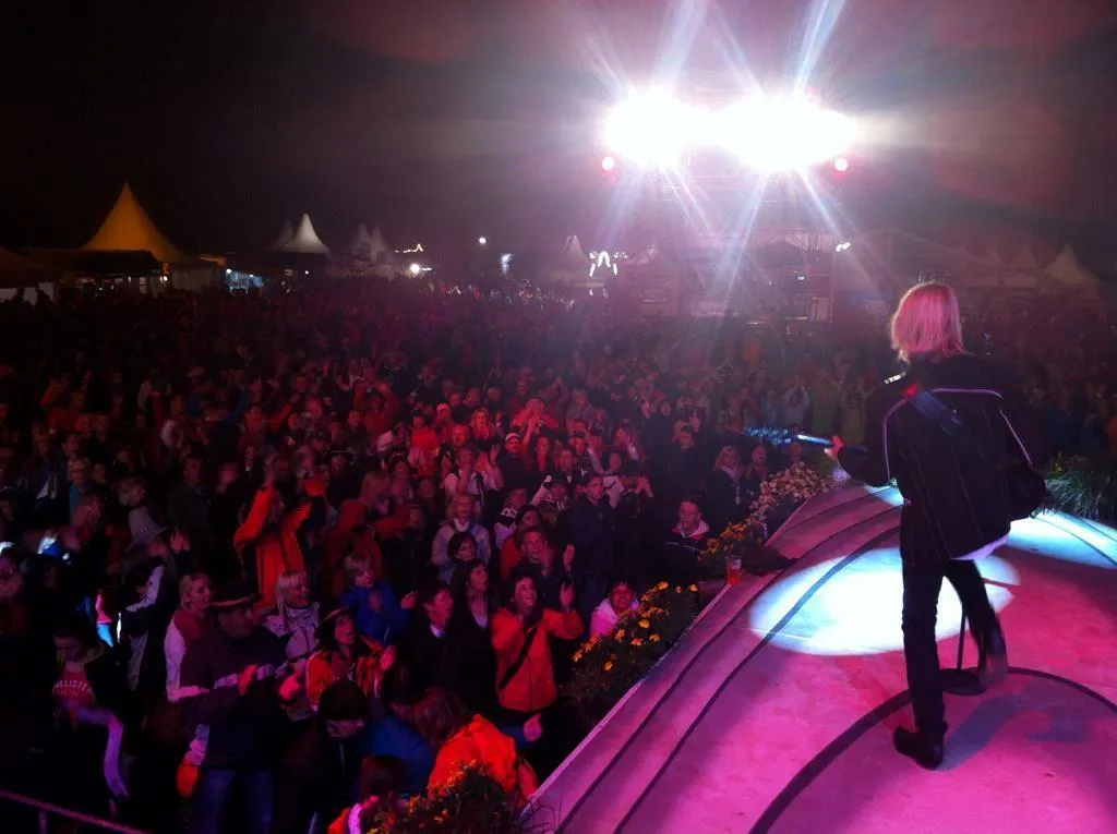 Heli Brunner auf dem Bühnensteg vor tausenden Fans