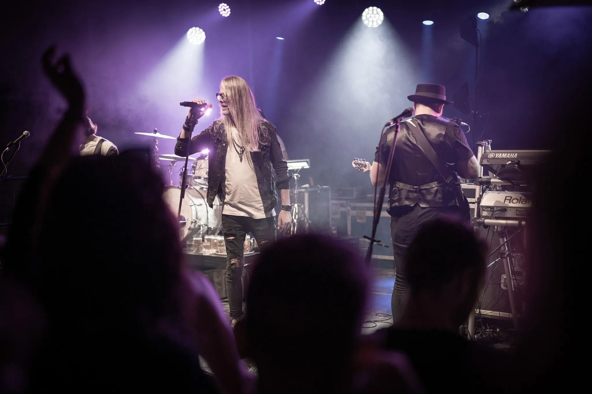 Heli Brunner und Joe Kulmesch singen im violetten Clublicht